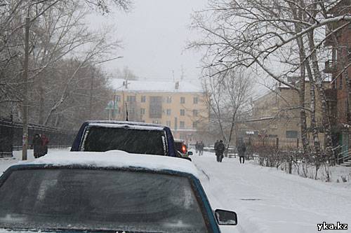 В Усть-Каменогорске гололед, выстроились длинные пробки