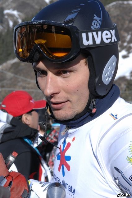 Серебряную медаль выигрывает Закурдаев Игорь второй на горнолыжной трассе в суперкомбинации