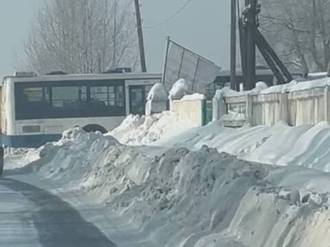 В Усть-Каменогорске автобус врезался в бетонное ограждение