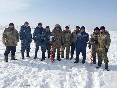 В ВКО спасают рыбу от нехватки кислорода