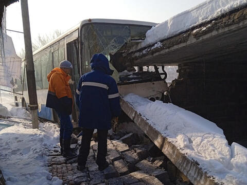 В Усть-Каменогорске водитель автобуса уснул за рулем и чудом остался жив после ДТП