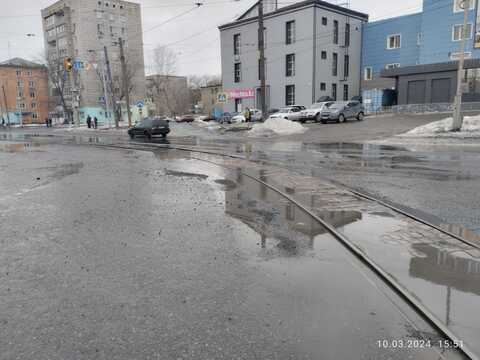 В Усть-Каменогорске автомобилисты пожаловались на состояние трамвайных путей на перекрестке