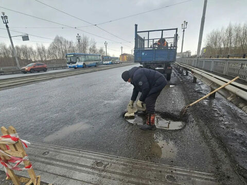 В Усть-Каменогорске начали забивку ям на дорогах