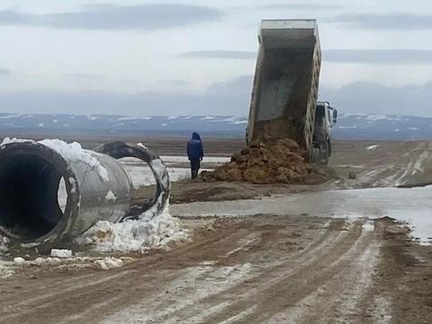 В ВКО талой водой подтопило дороги