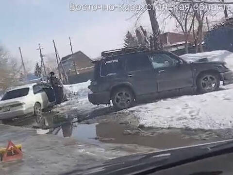 В Усть-Каменогорске легковушку занесло на проспекте Абая