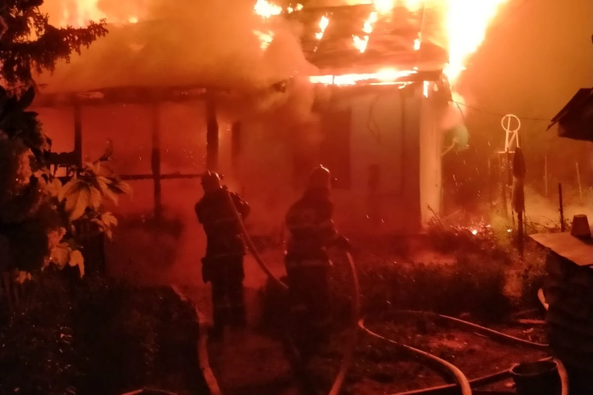 Частный жилой дом сгорел ночью в городе Алтай