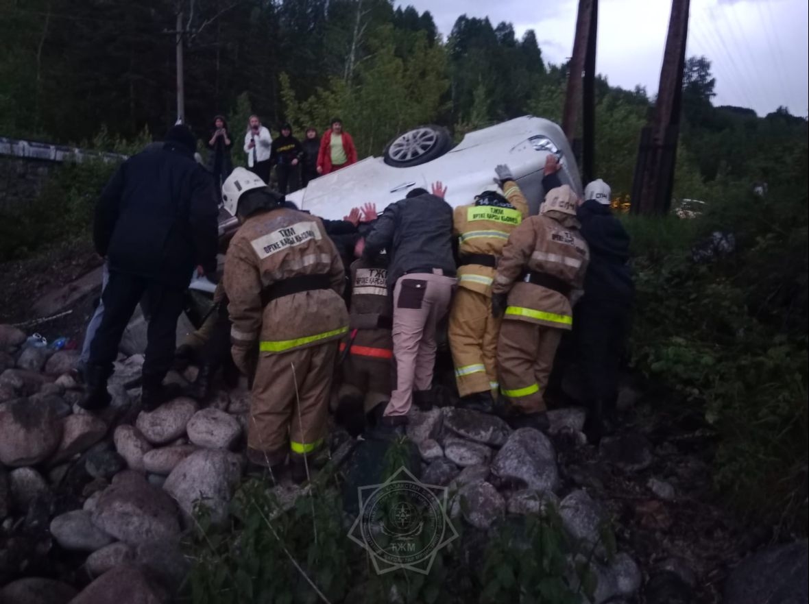 В ВКО произошло жёсткое ДТП: водителя пришлось извлекать через лобовое стекло