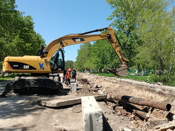 В Новой Бухтарме продолжается замена труб теплоснабжения