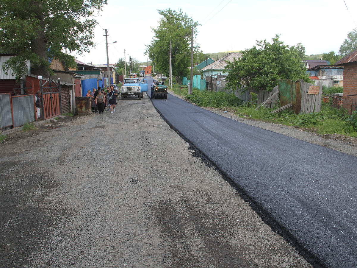 В Усть-Каменогорске в рамках Года дорог ремонтируют дороги на окраинах