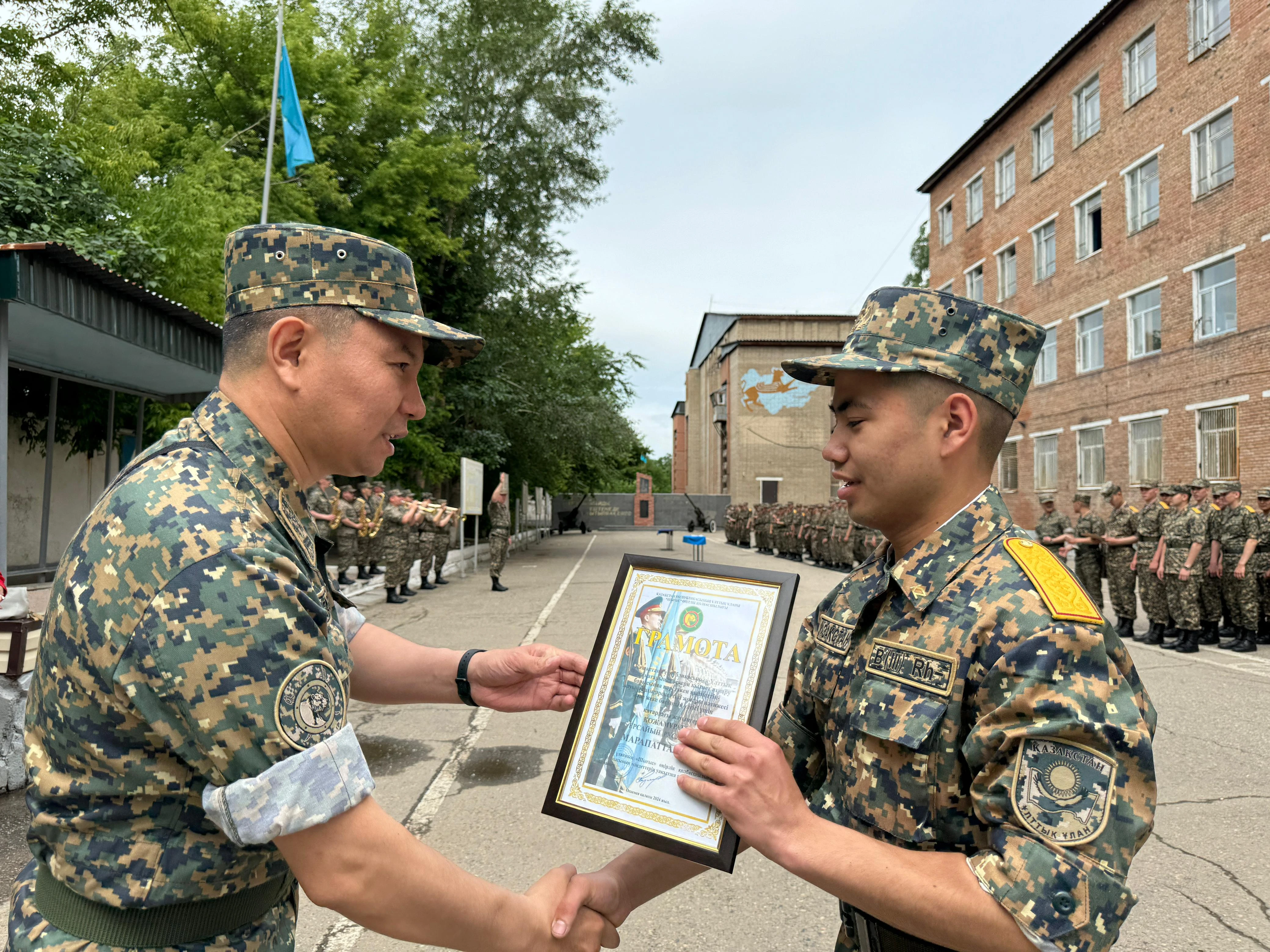 В Усть-Каменогорске прошло увольнение военнослужащих в запас