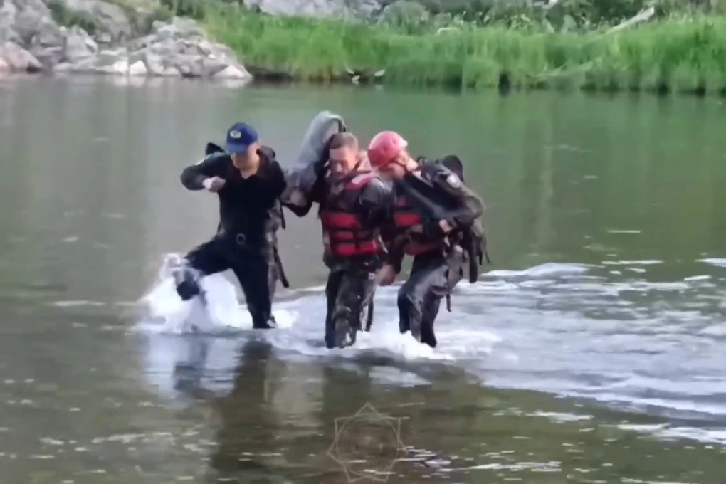 Спасатели пришли на помощь напуганному скалолазу в Глубоковском районе (видео)