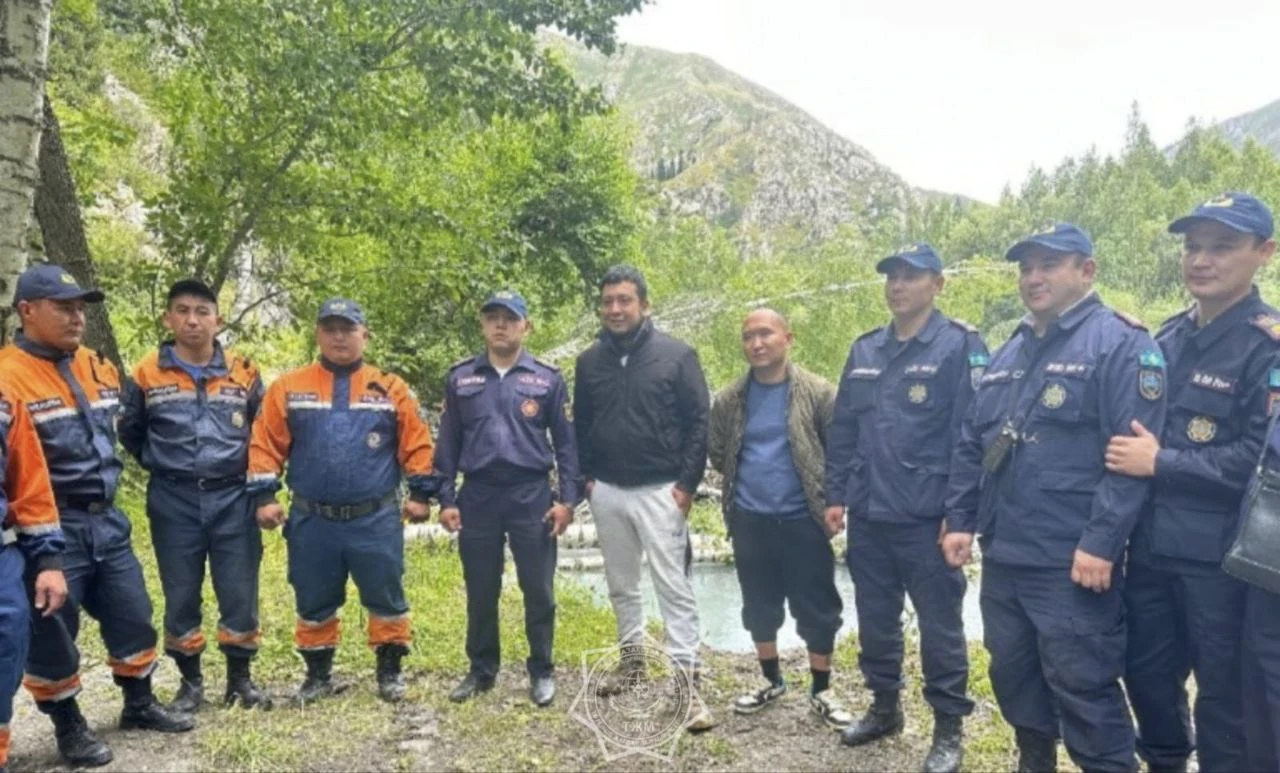 Внедорожник с туристами унесло течением реки в области Жестысу