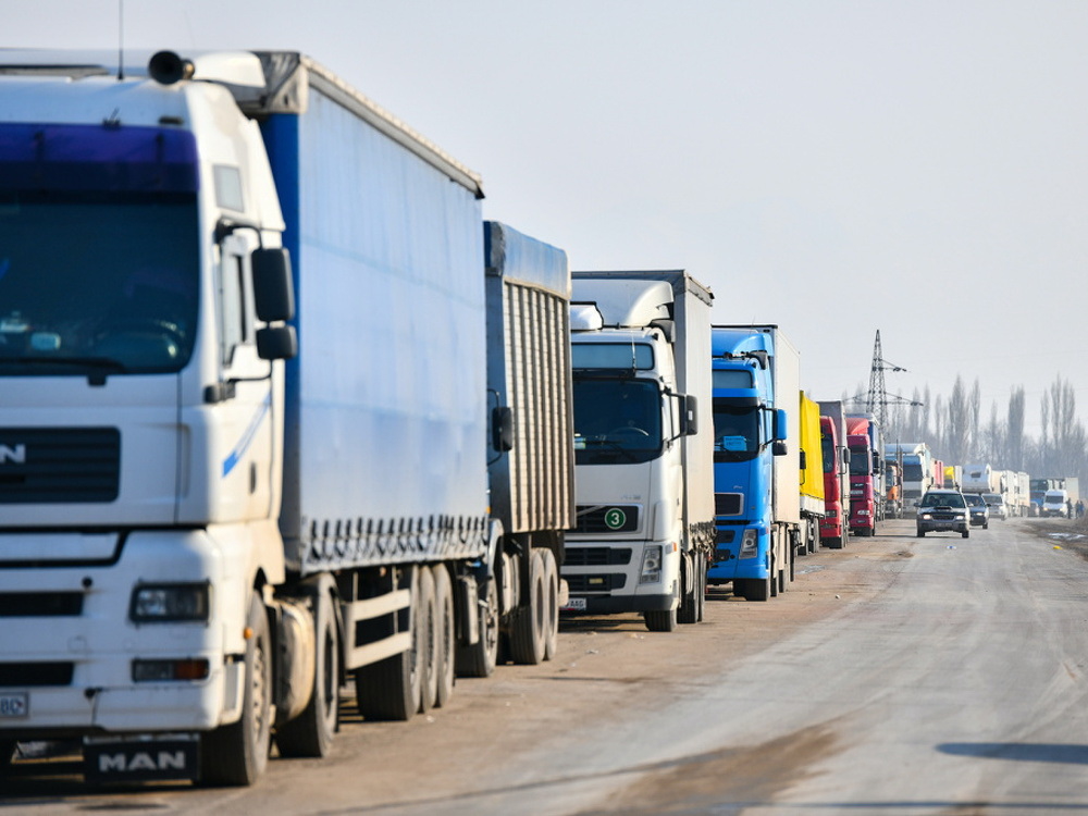 Ограничения для движения грузовиков по дорогам РК планируют ввести с 2025 года