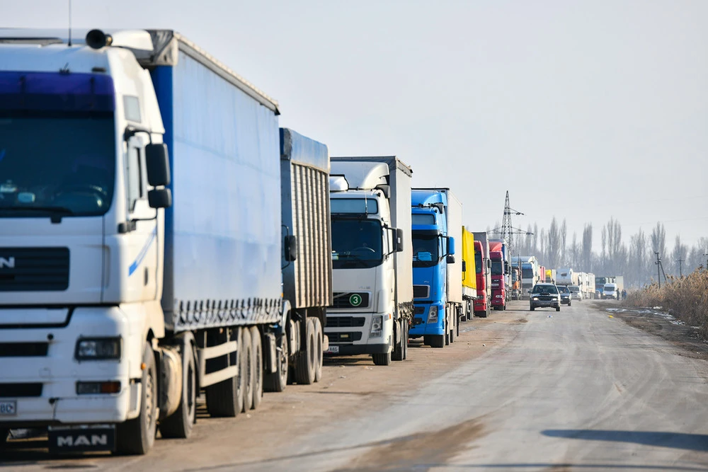 Ограничения движения ввели для водителей грузовиков в летнее время