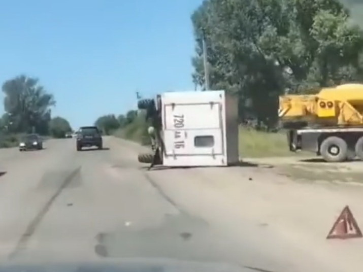 В Усть-Каменогорске на Объездном шоссе опрокинулся автомобиль