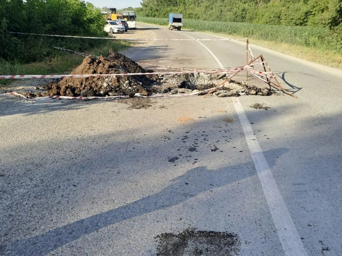 В ВКО на автодороге произошел провал