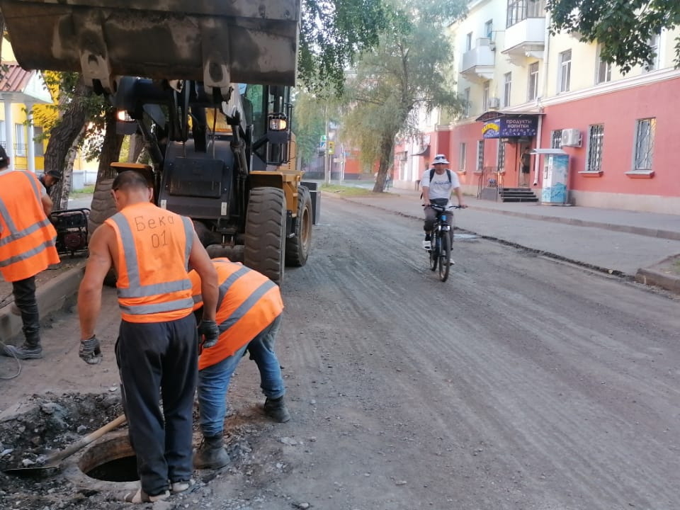 В Усть-Каменогорске начали ремонтировать одну из самых разбитых улиц