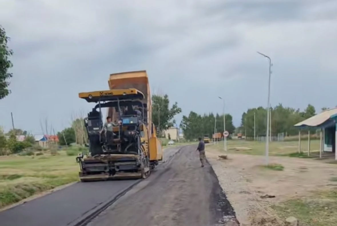 В поселке Жетіарал Тарбагатайского района асфальтируют улицу (видео)