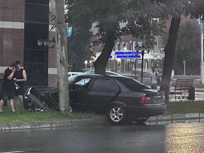 В центре Усть-Каменогорка автомобиль вылетел с дороги