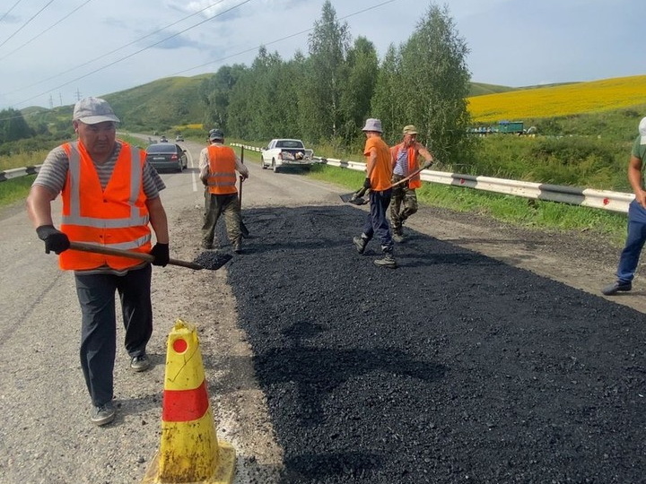 На Бухтарминской трассе продолжают латать ямы