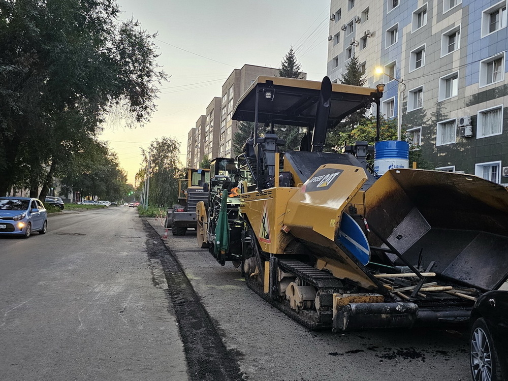 В Усть-Каменогорске завершили укладку первого слоя асфальта на улице Крылова