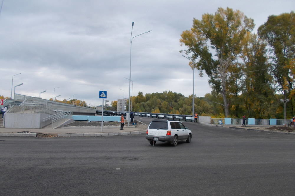 В Усть-Каменогорске девушка делала селфи и упала с моста