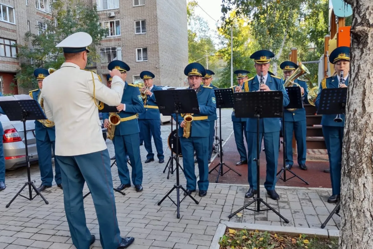 Гвардейцы поздравили ветерана необычным способом