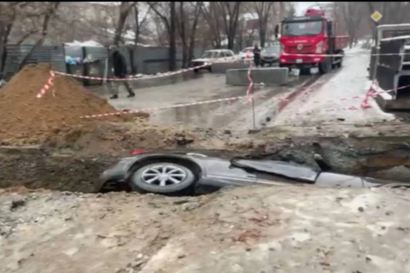 Автомобиль упал в траншею в Костанае