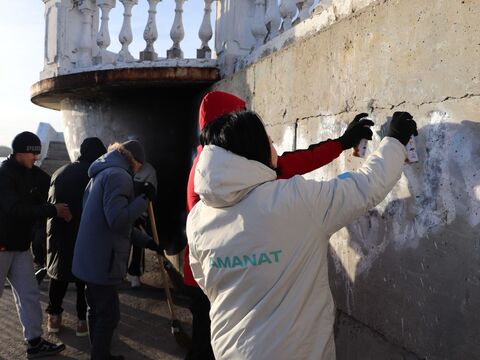 В Усть-Каменогорске привели в порядок территорию возле памятника «Желтоксан алауы»