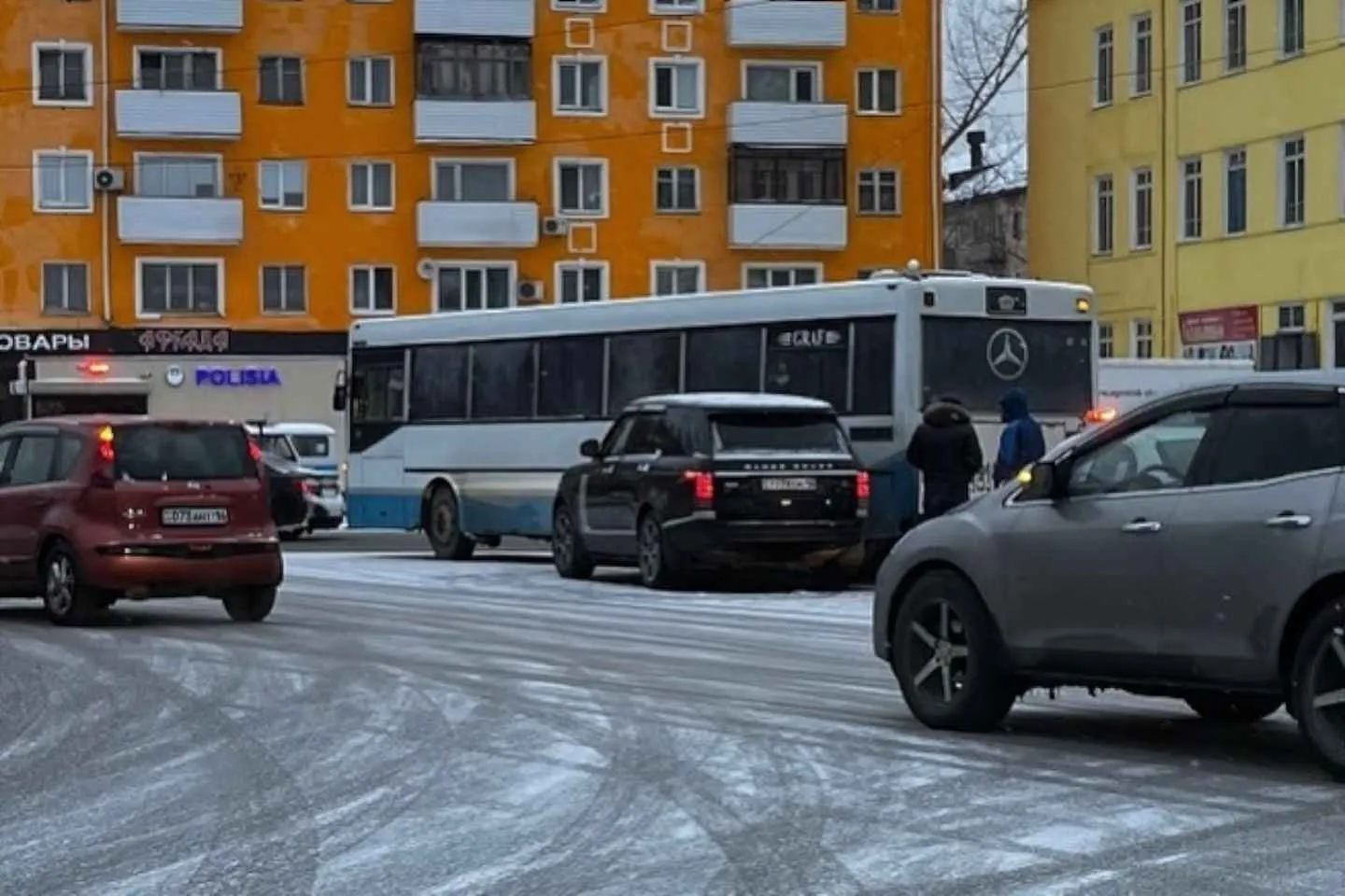 Два легковых автомобиля столкнулись на площади Ушанова в Усть-Каменогорске