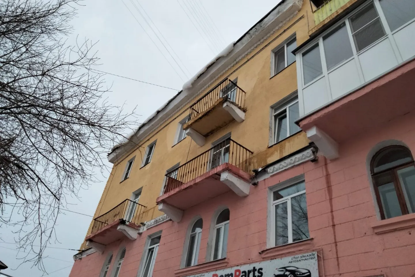 Будьте осторожны! В Усть-Каменогорске - угроза схода снежных масс с крыш домов