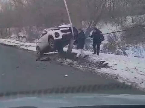 В Усть-Каменогорске автомобиль врезался в опору уличного освещения