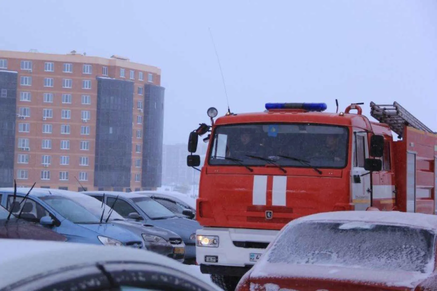 В Усть-Каменогорске из окна выпал мужчина