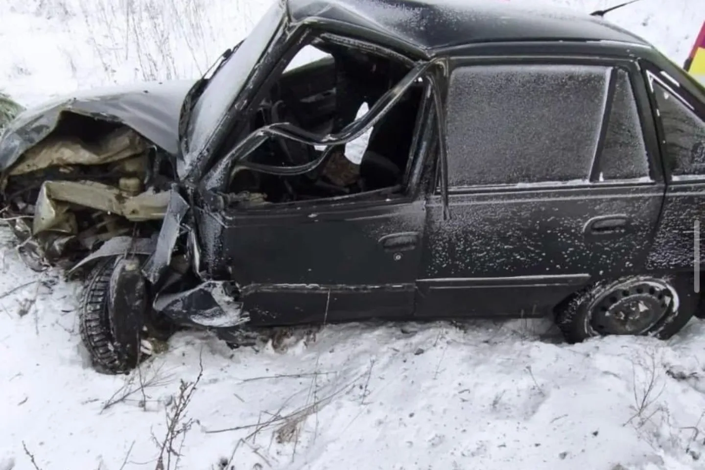 В Усть-Каменогорске автомобиль слетел в кювет, врезался в дерево и бетонный столб