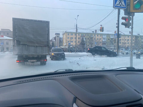 В центре Усть-Каменогорска автомобиль в результате ДТП оказался за пределами проезжей части