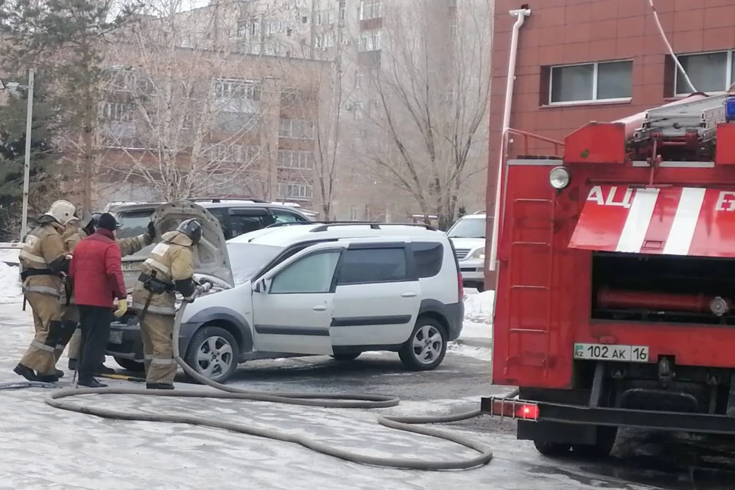 На одной из оживленных улиц сегодня горела машина в Усть-Каменогорске