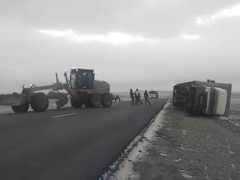 В области Абай сильный ветер опрокинул грузовик