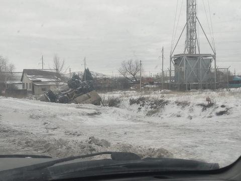 В Усть-Каменогорске погрузчик во время очистки дороги слетел в кювет