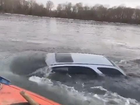 В Усть-Каменогорске очевидцы обнаружили в Иртыше автомобиль