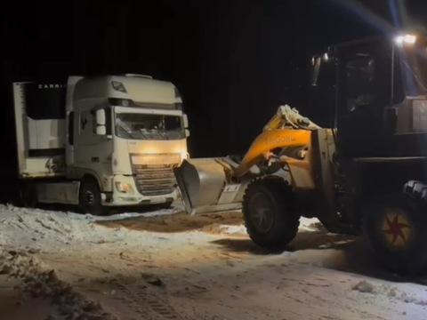 В ВКО за три дня из снежных заносов вызволили десятки автомобилей