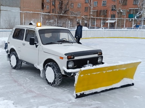 В Усть-Каменогорске дружные жильцы многоэтажки смастерили снегоуборочную машину для уборки двора