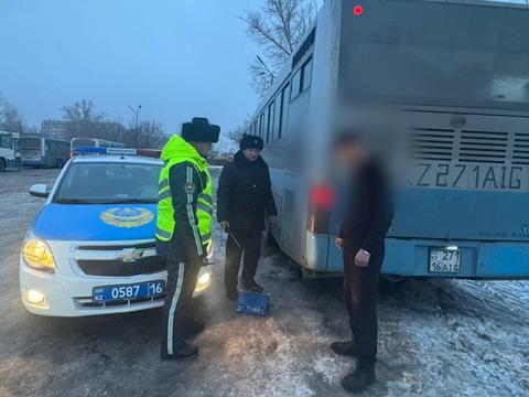 В Усть-Каменогорске полицейские проверяют общественный транспорт