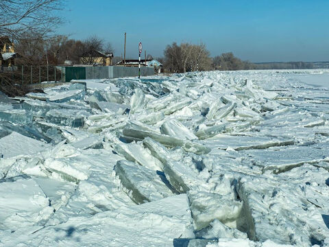 В разгар морозов в Иртыше поднялся уровень воды