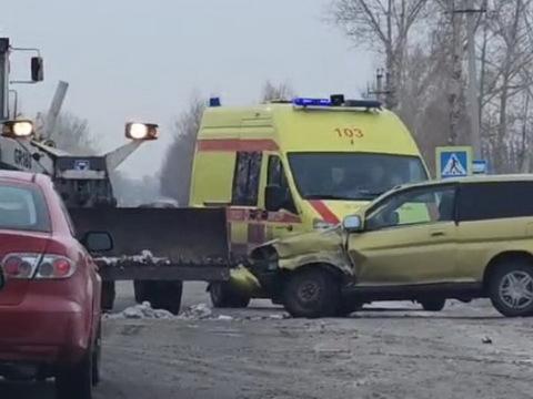 В Усть-Каменогорске водитель грейдера во время снегоуборки выехал на встречку и совершил ДТП