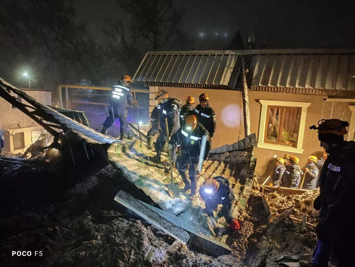 На жилые дома в Алматы сошел оползень