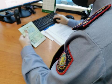 В ВКО семейную пару выдворили из страны за двойное гражданство