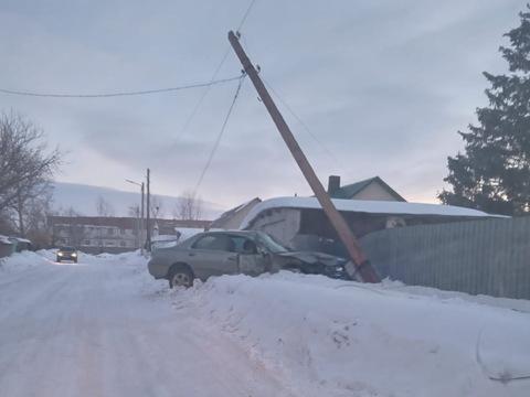 В ВКО пьяный водитель на легковом авто врезался в столб и ворота частного дома