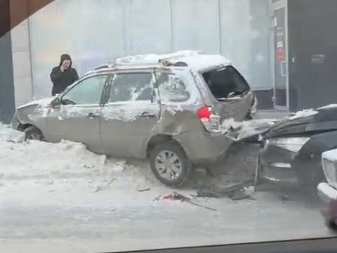 В Усть-Каменогорске автомобиль вылетел на тротуар в результате ДТП