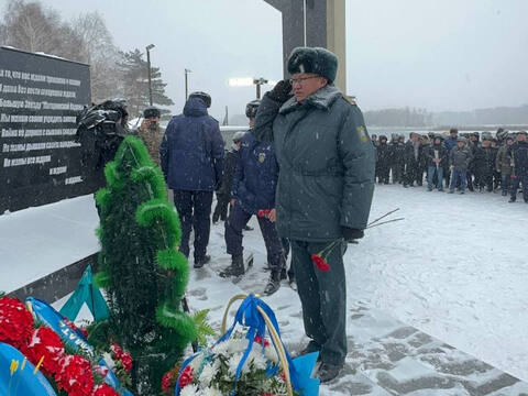 В Усть-Каменогорске возложили цветы к памятнику воинам-интернационалистам