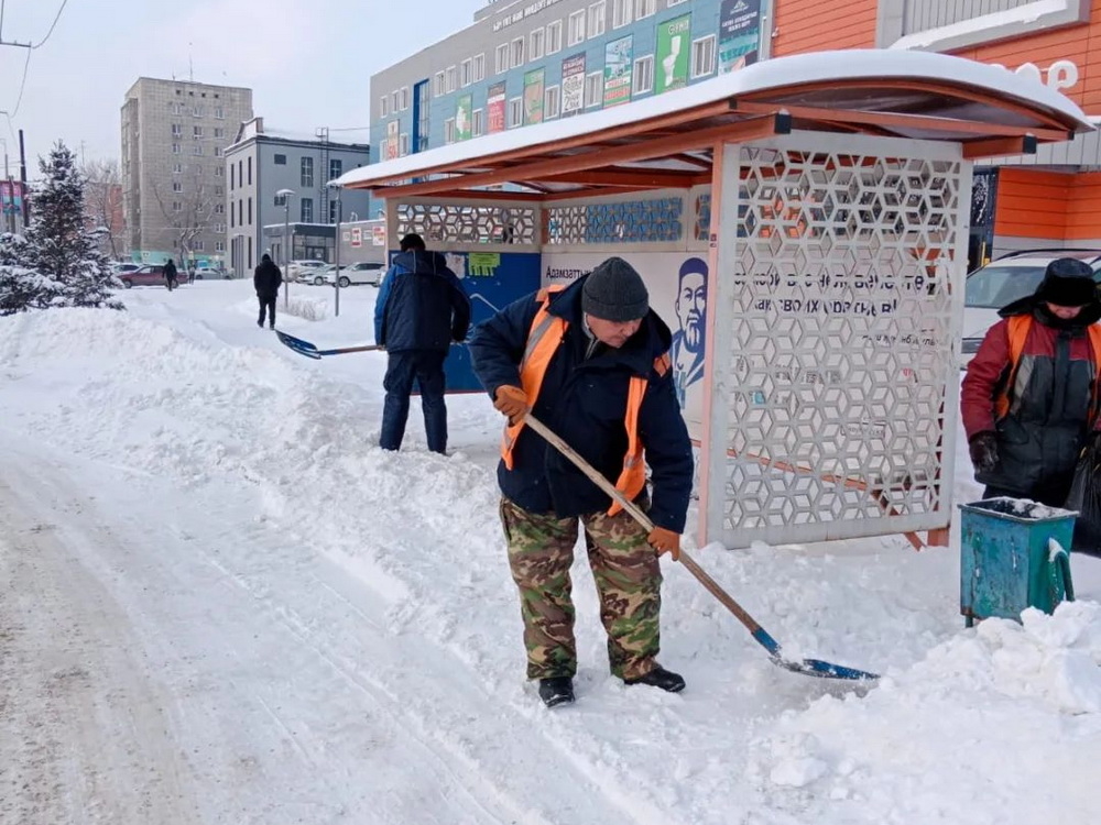 Аким ВКО поручил очистить дороги и тротуары Усть-Каменогорска от снега и грязи